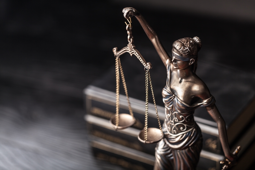 Statue de la justice et symboles d'équilibre des pouvoirs